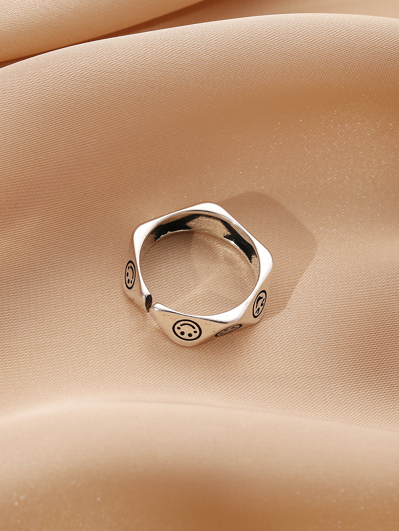 A copper cast metal ring with a retro and aged smiley face and a geometric, simple and niche style is selling well across borders pic 2