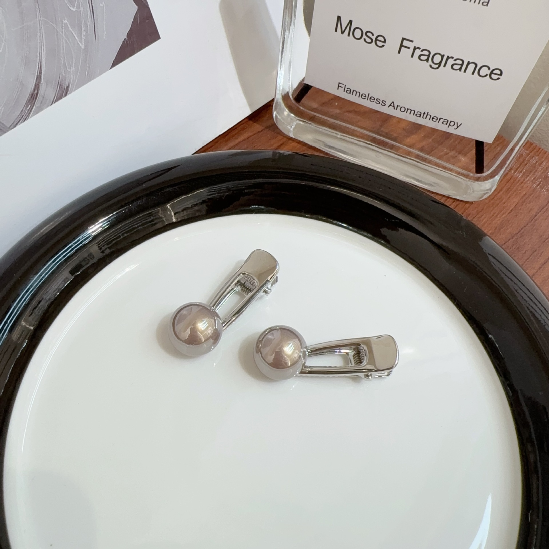 High-gloss pearl InS-style alloy hairpin for Spring 2024, new side bangs princess forehead hairpin pic 13