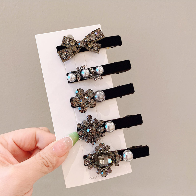 Black rhinestone velvet bangs clip with a high-end look, side clip with a duckbill clip and a small Chanel style, pearl rhinestone hair clip at the back of the head pic 3
