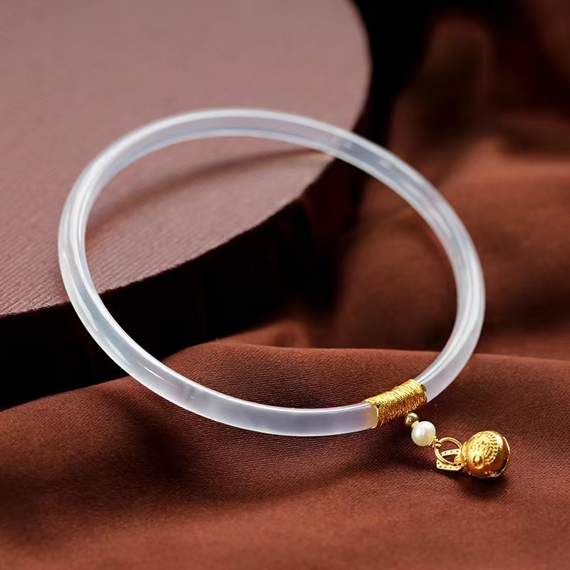 Natural chalcedony jingle bracelet, simple and elegant beauty bracelet for young girls, gold-swallowing beast pendant, fine bracelet manufacturer wholesale pic 17