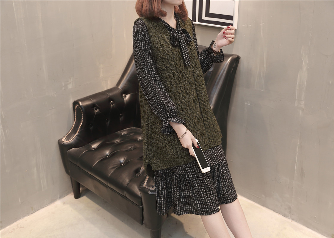 A new and stylish spring outfit for plus-size women, featuring a loose sweater, tank top and skirt that accentuates your figure pic 21