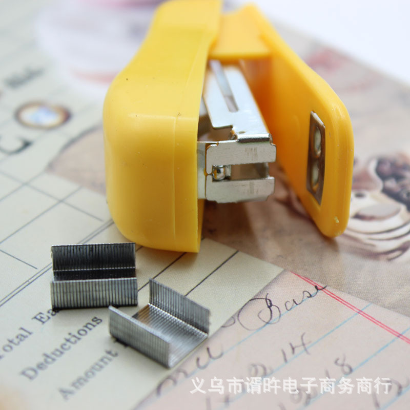 Wholesale of staplers and student supplies from the manufacturer, including staplers for one or two yuan. Wholesale of daily necessities, small commodities and small goods at street stalls pic 12