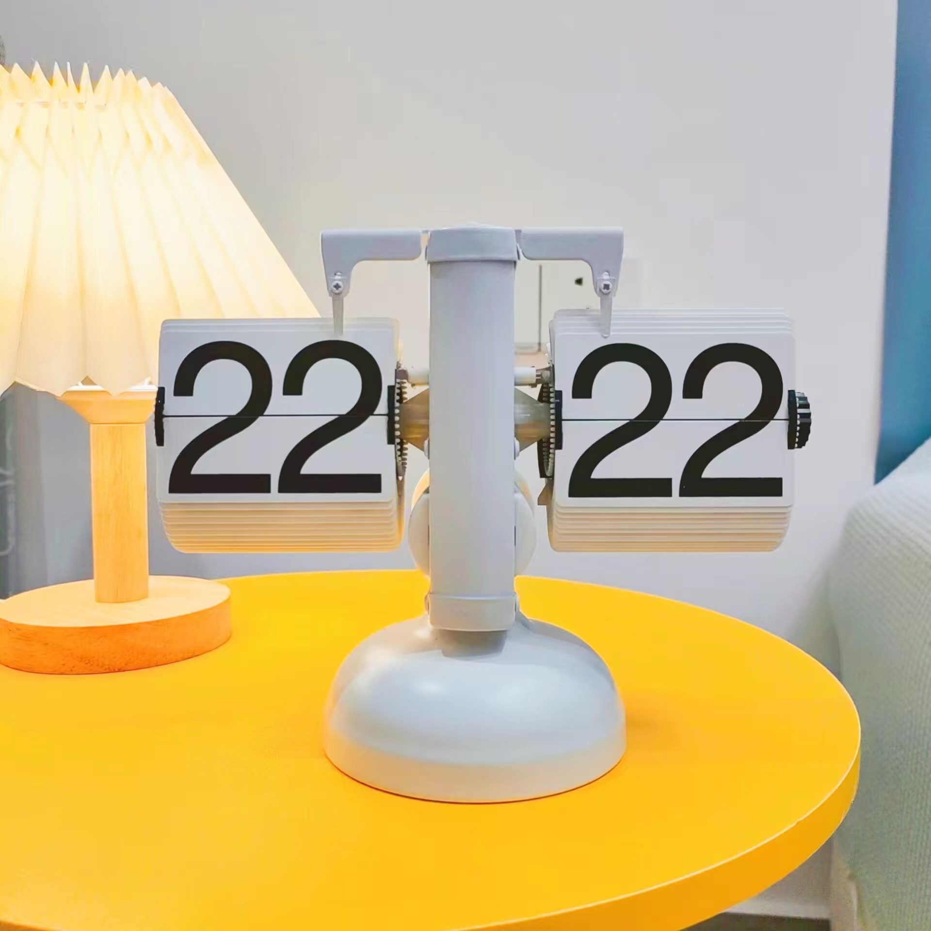 Factory direct sales of European-style automatic page-turning clocks, retro and simple home living room table clocks, small balances, mechanical page-turning clocks pic 1
