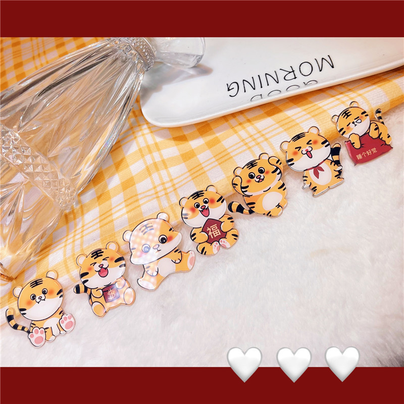 新年虎年小老虎徽章别针喜庆红亚克力胸针虎宝宝趣味礼物纪念品详情3