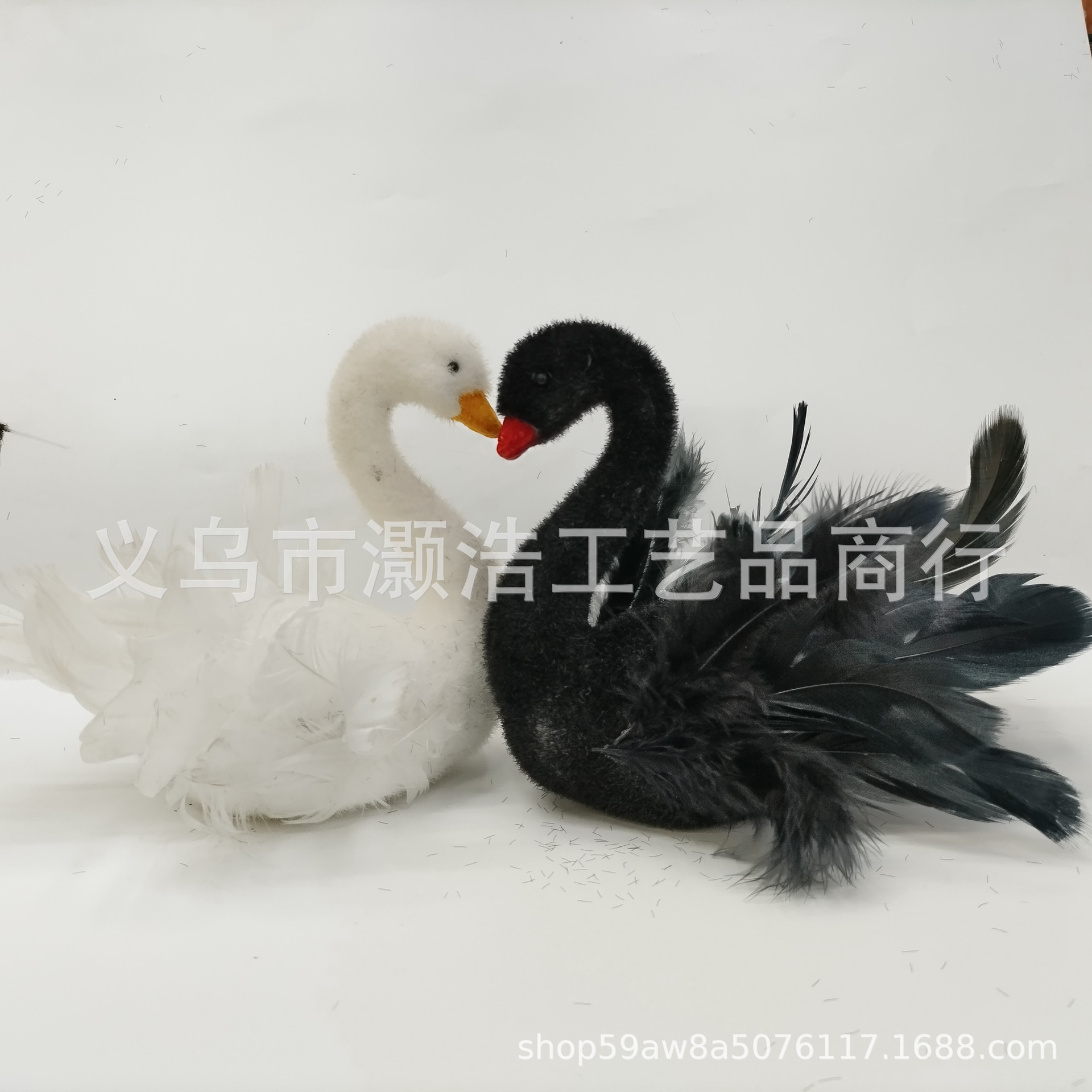 源头厂家供应黑白天鹅仿真装饰工艺品羽毛泡沫材质高级新颖道具等详情4