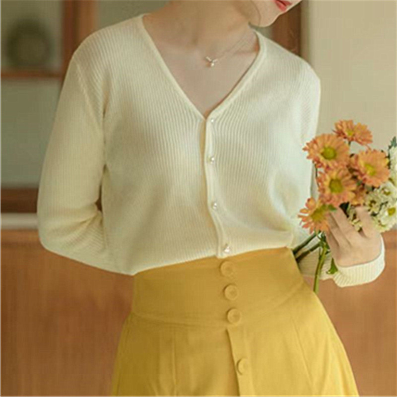 The new 2022 cardigan for women, Korean autumn style, pearl buckle V-neck knitted sweater, gentle style, versatile short sweater coat pic 9