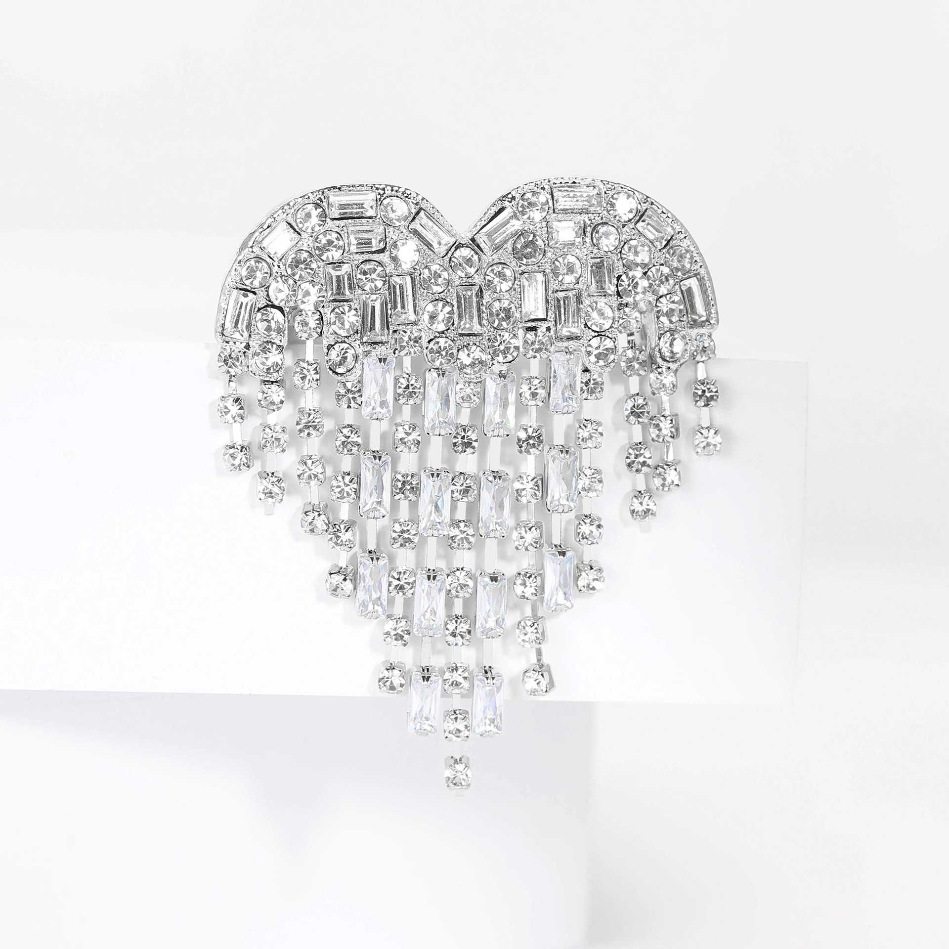 Korean-style high-end fashionable tassel heart-shaped grab chain brooch, elegant clothing accessory brooch pin manufacturer wholesale pic 5