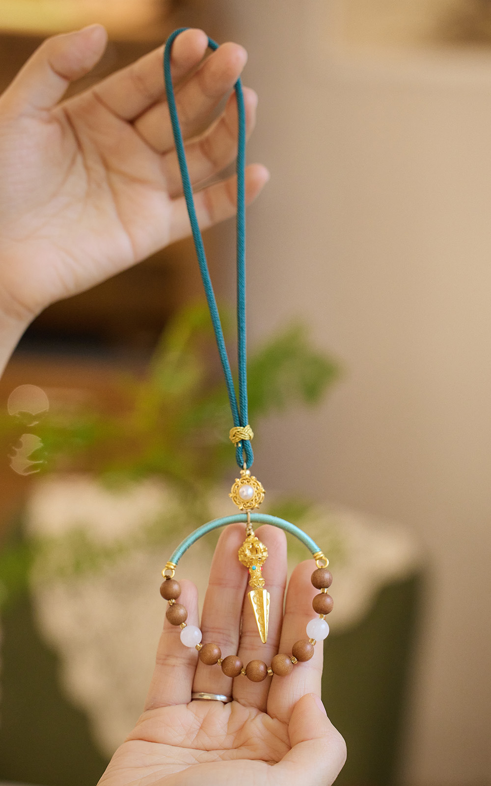 The same style of sandalwood car hangers for temples, Chinese-style car hangers, rearview mirror pendants, and safe car hangers for both men and women pic 13