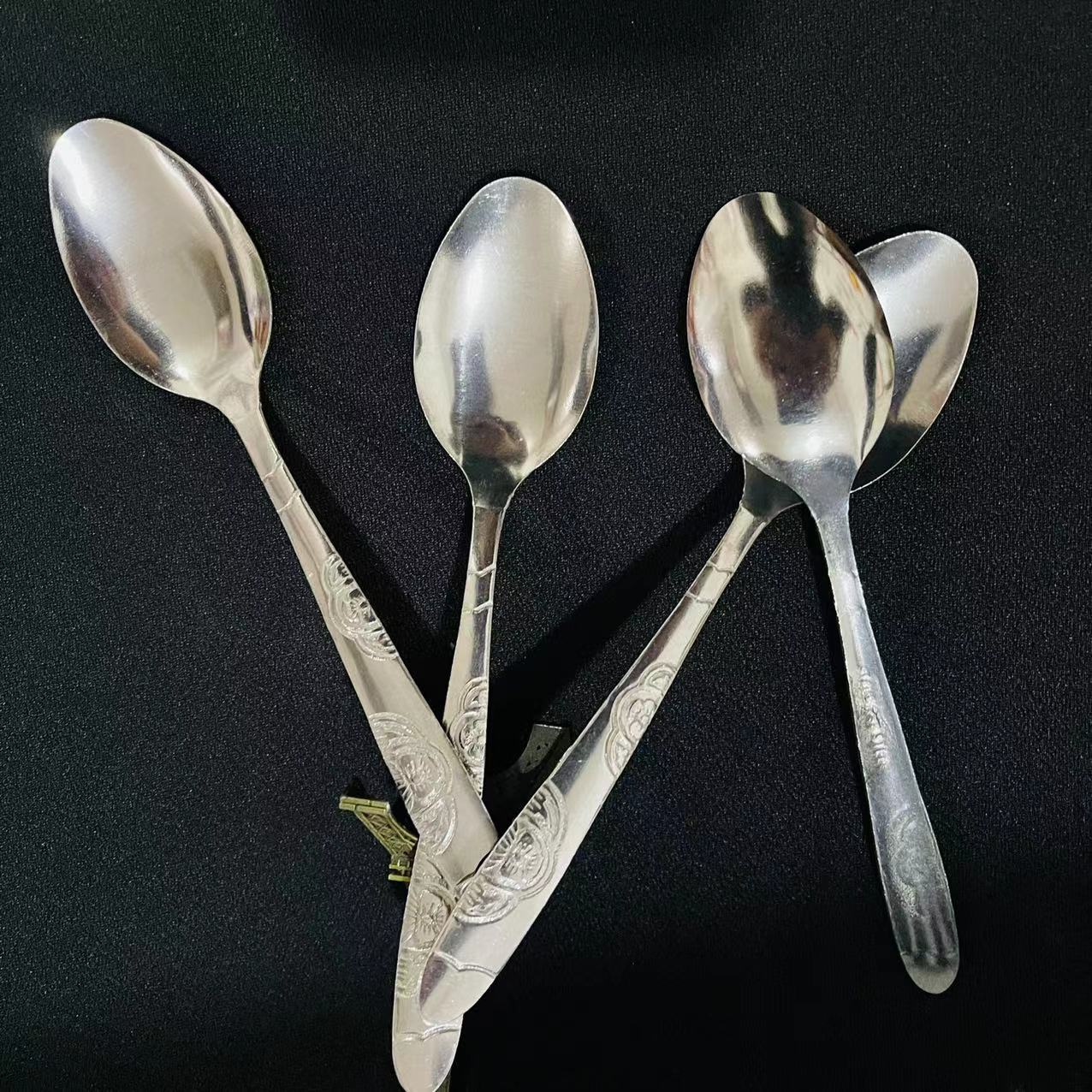 Household metal soup spoons, thickened long-handled small spoons, tableware, student cafeteria rice spoons, adult spoons wholesale pic 8