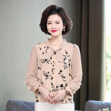 The 2022 new summer mom dress for middle-aged and elderly people aged 40 and 50 short-sleeved chiffon dress is elegant and stylish, making them look younger and slimmer pic 9