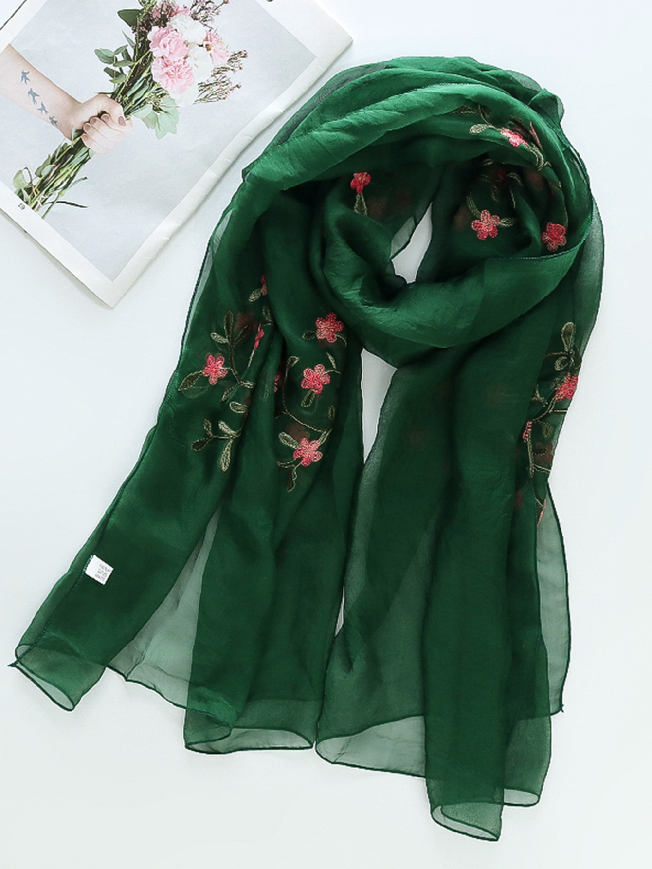 一件代发新款跨境专供美式田园风绣花披肩围脖外出拍照必防晒围巾详情3