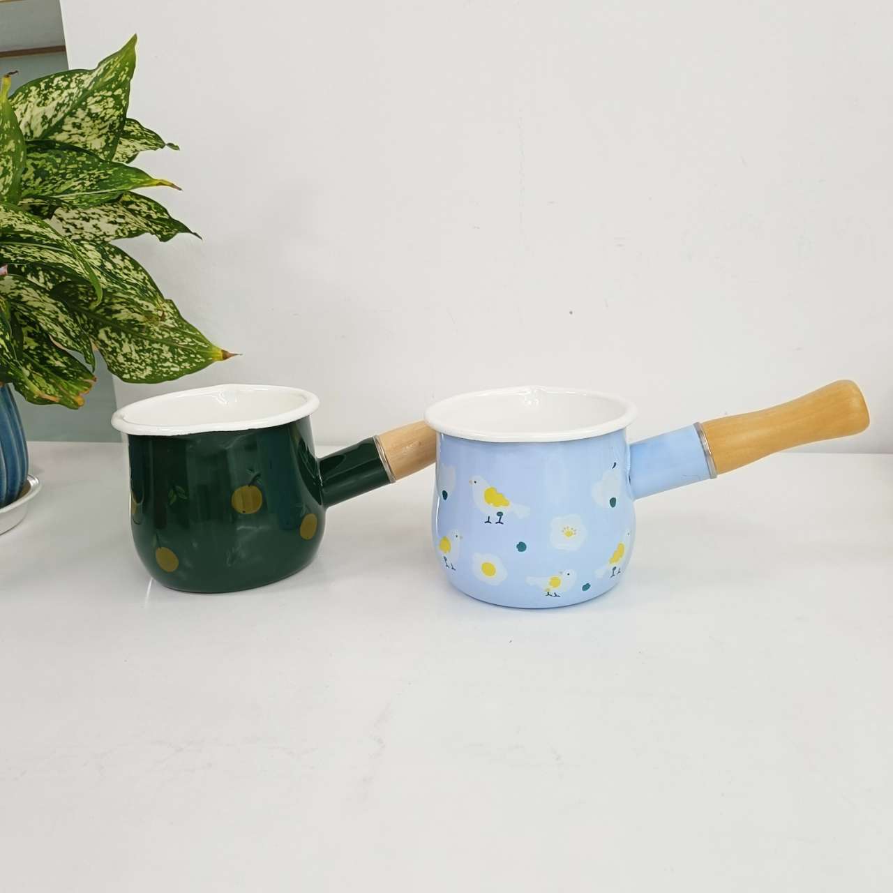 Thickened enamel milk cup, cute INS style, fresh and adorable. Enamel single-handle milk pot, wooden handle, Japanese and Korean enamel kitchenware batch pic 4