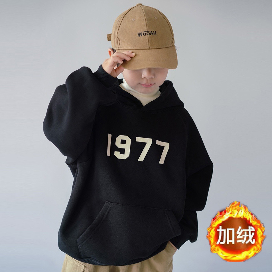 The new Korean-style hooded sweatshirt for boys and girls in autumn and winter 2024 is stylish and fashionable. It also features a thick top for children pic 4