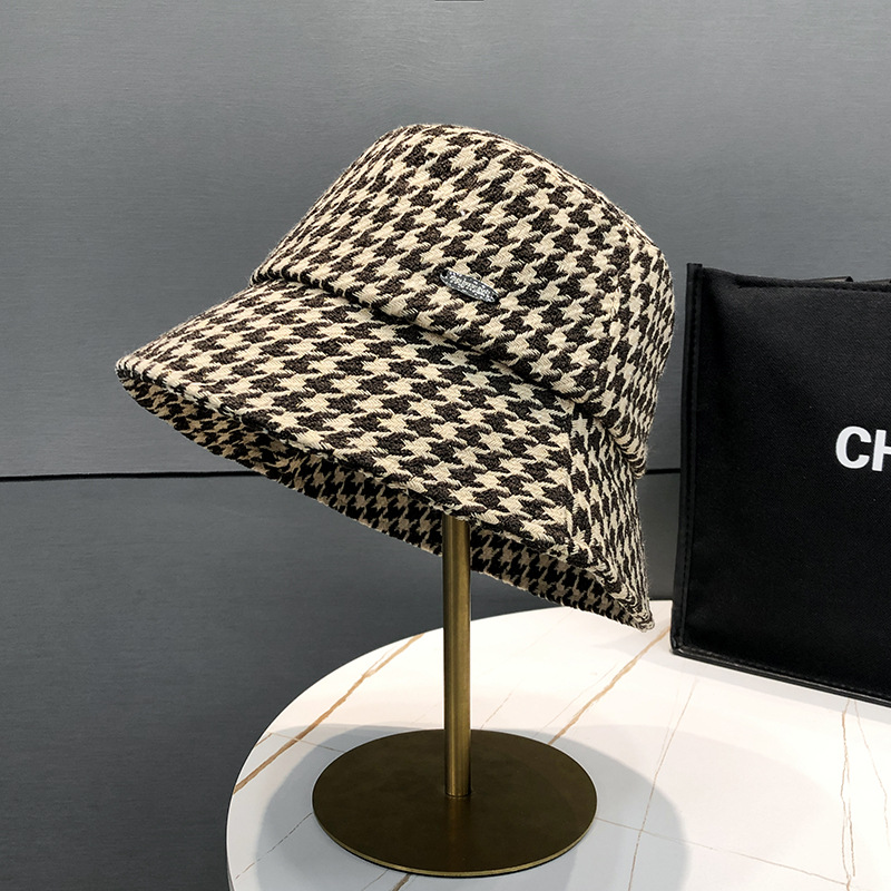 The thousand-bird checkered hat is a fashionable and retro spring and autumn style for women. It's a fisherman's hat that covers the face without makeup and exudes a sense of sophistication. It's a small basin hat that shows off the face pic 13