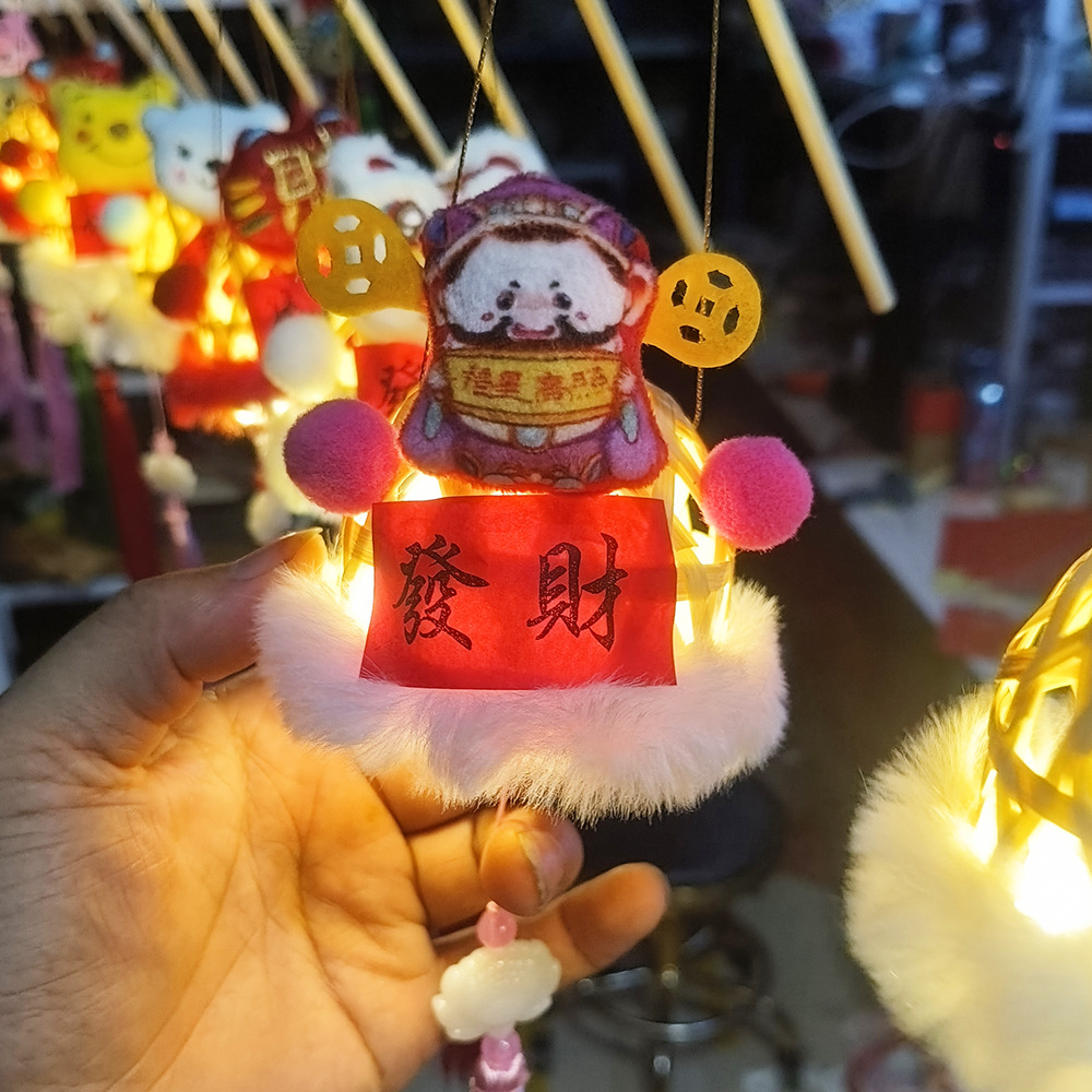 Lantern stalls with ancient-style plush toys and bamboo weaving that glow are also popular tourist attractions. Hand-held lanterns, Mid-Autumn Festival small lanterns, Mid-Autumn Festival little rabbits, and small maneki Neko pendants pic 13