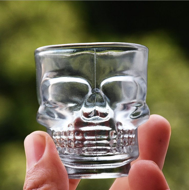 Skull-shaped small wine glasses pic 3
