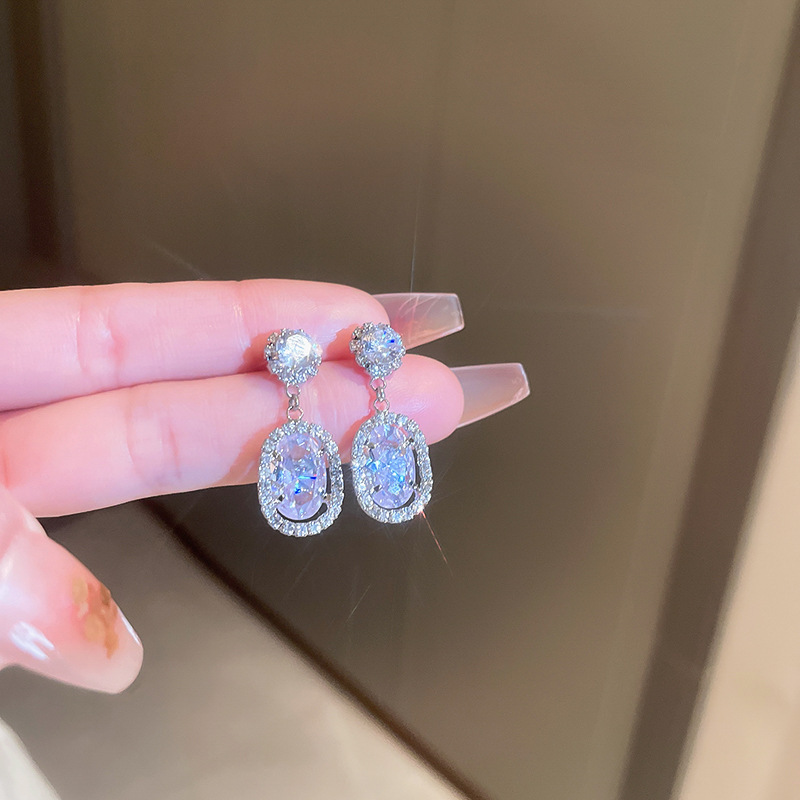 Silver needle diamond-encrusted heart-shaped flower earrings, European and American fashion style, square stud earrings, niche commuting new earrings wholesale pic 4