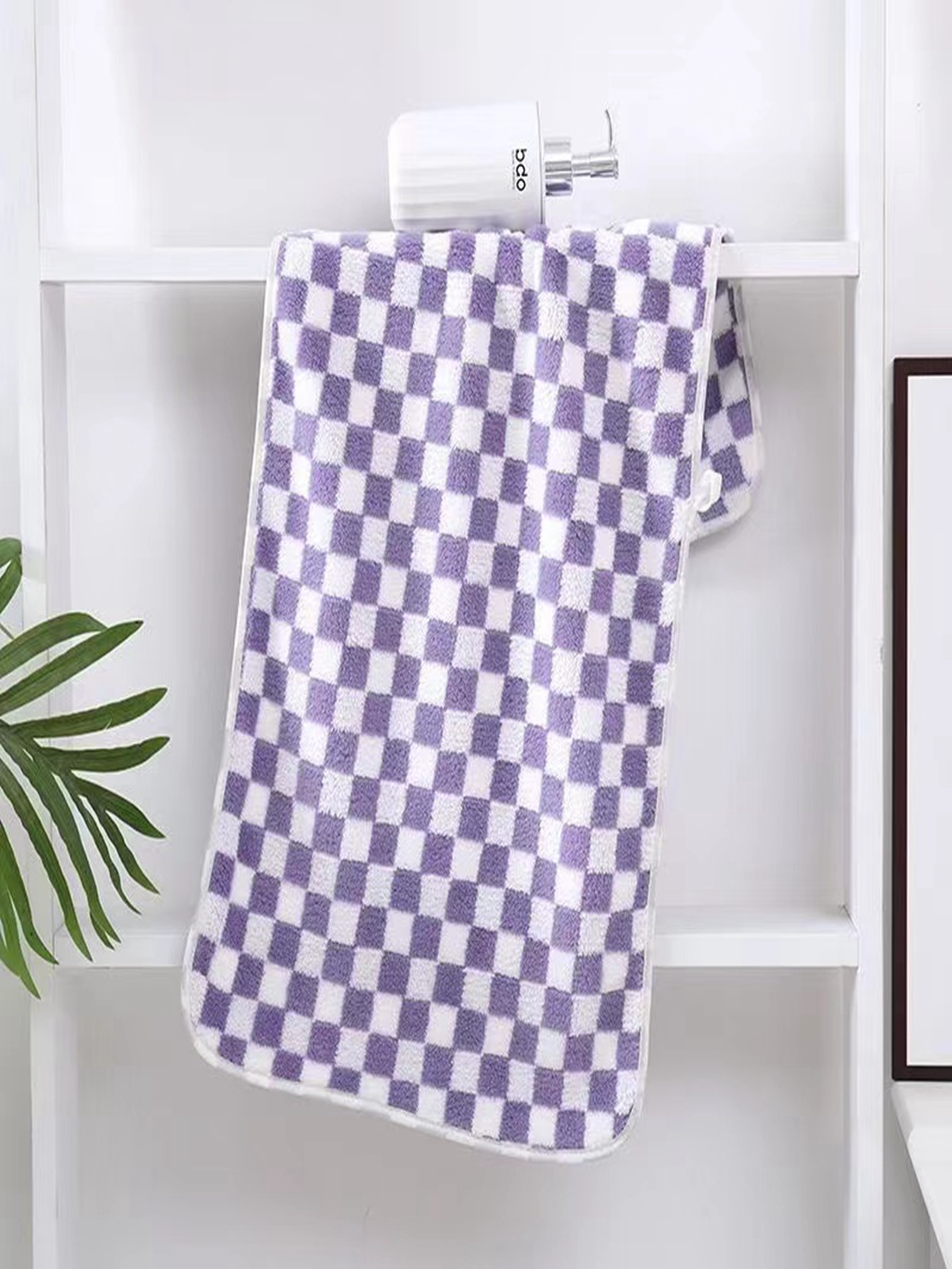 The Xiqiu checkered coral Fleece towel is a super soft and absorbent towel that has become a hit online pic 16