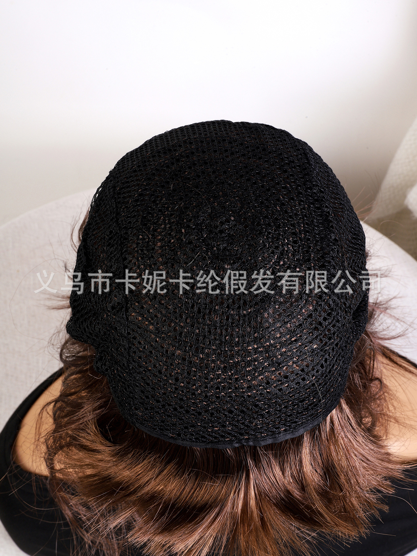 Девушка-студент в парике имеет тёмно-коричневую бобо-волоконную парик women hair wig на внешней стороне руки pic 10
