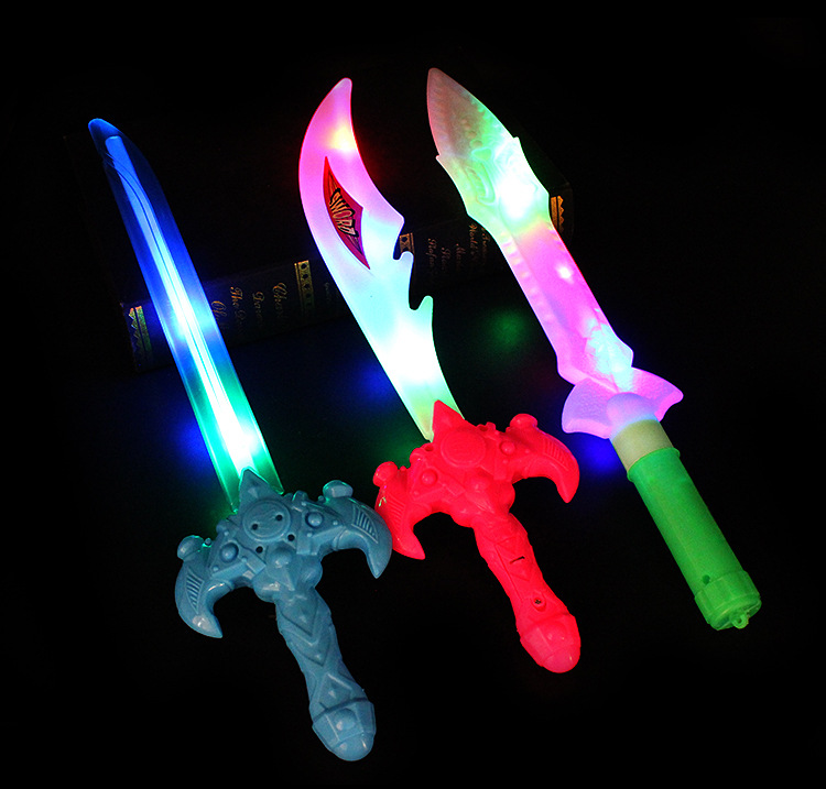小号发光玩具刀剑 仿真弯月战斗发光斧头 地摊发光玩具热卖批发详情14
