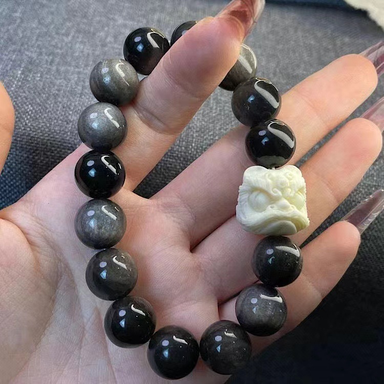 Qingqing Zijin holds a cultural and artistic bracelet that wraps around her fingers in a soft ancient style. This 18-seed prayer bead bracelet is a retro Hanfu accessory pic 2