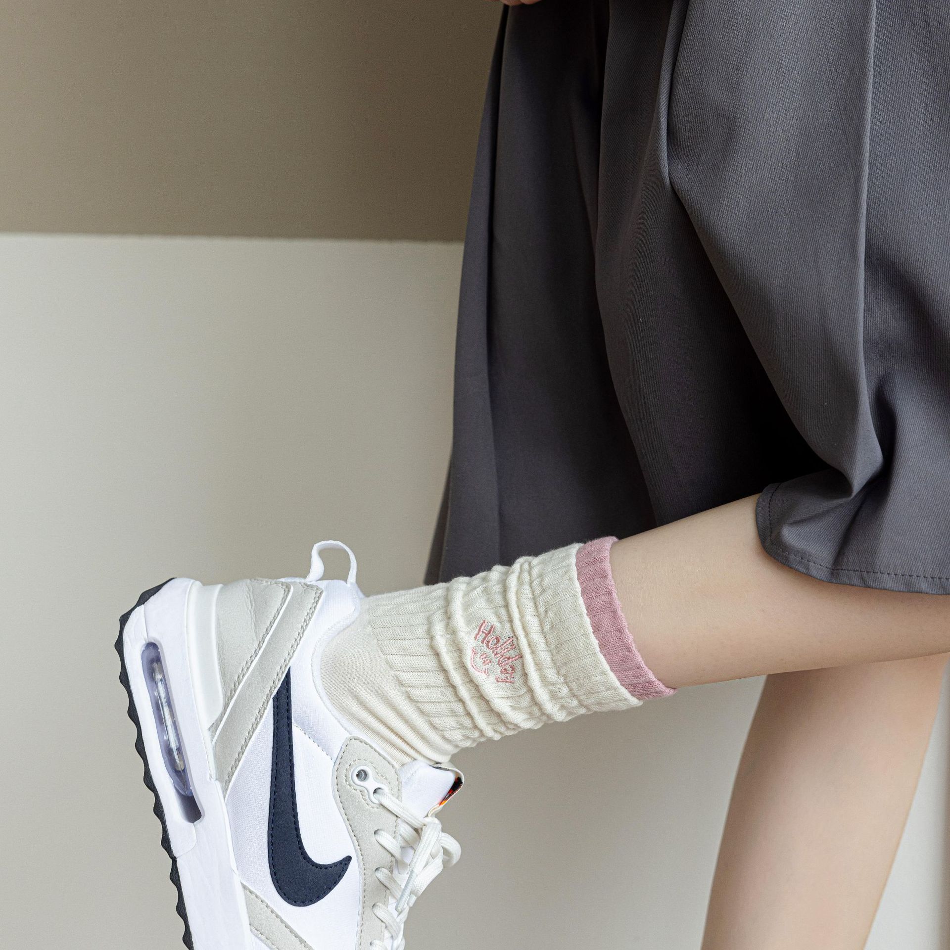 New thickened embroidered cotton socks for autumn and winter, retro ins style, trendy solid color socks, sweat-absorbing, warm, simple mid-calf socks for women pic 6