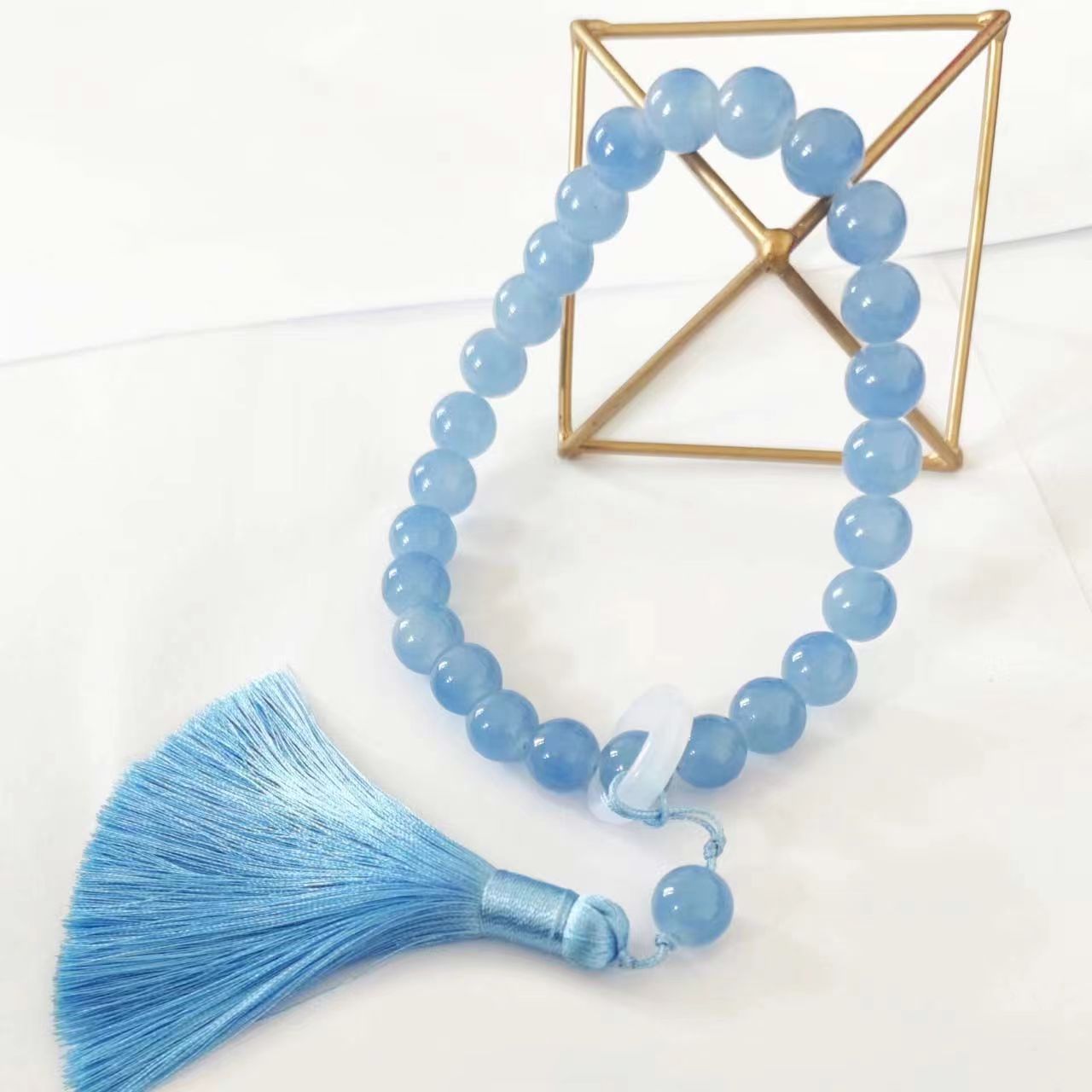 Qingqing Zijin holds a cultural and artistic bracelet that wraps around her fingers in a soft ancient style. This 18-seed prayer bead bracelet is a retro Hanfu accessory pic 23