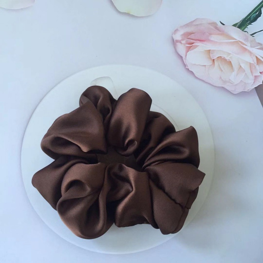 The high-end satin large intestine hair band is 12 cm long, with a simple and elegant style. The hair is tied with a ponytail and comes in a pure plain color of flower red, black and coffee pic 14