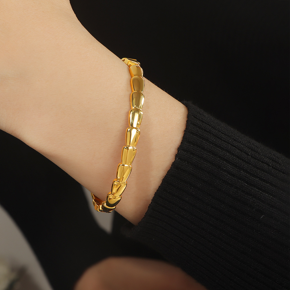 New trendy snake joint bracelet for women, simple and elegant plain ring, personalized titanium steel bracelet factory wholesale pic 2