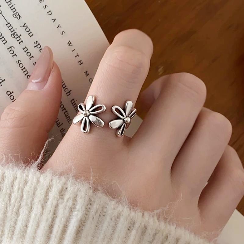 A simple and cold style hollowed-out flower ring for women on Instagram, a unique aged ring with a light luxury and niche design sense, a finger ring pic 6