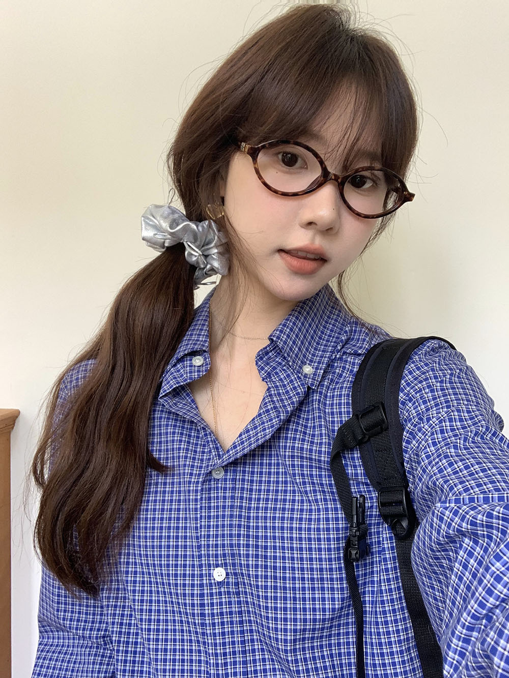 A real photo of a woman wearing a retro, fair-skinned, blue checkered, simple letter-embroidered single-breasted long-sleeved shirt on Korean Instagram in autumn pic 6