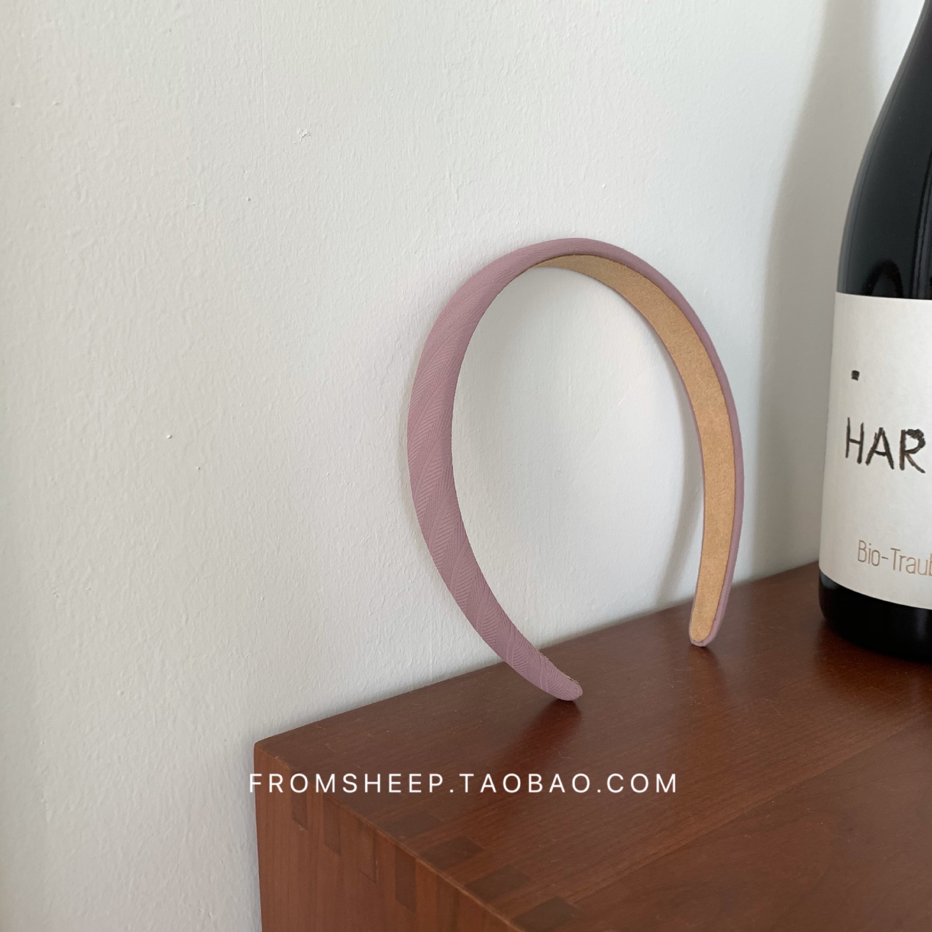 Korean-style hairbands for women in 2025 are trendy and versatile for going out. The headband is simple and elegant, and the hairpin is a popular online hair accessory with wide edges and a sweet look pic 27