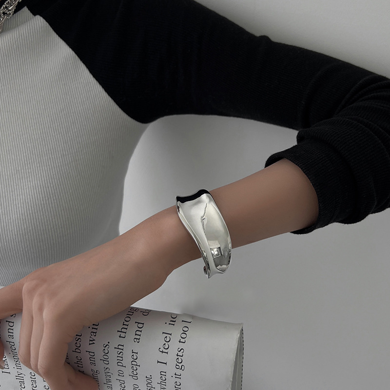 Silver glossy irregular arc-shaped bracelet for women's ins, cold style, high-end look, fashionable and elegant jewelry for autumn and winter pic 18