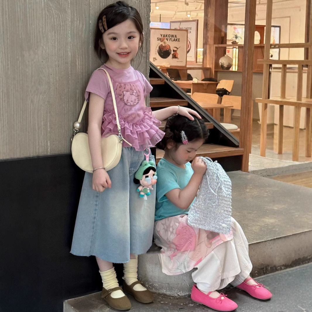 A new summer lace patchwork short-sleeved shirt for girls in 2025, a sweet and fashionable T-shirt for children pic 3