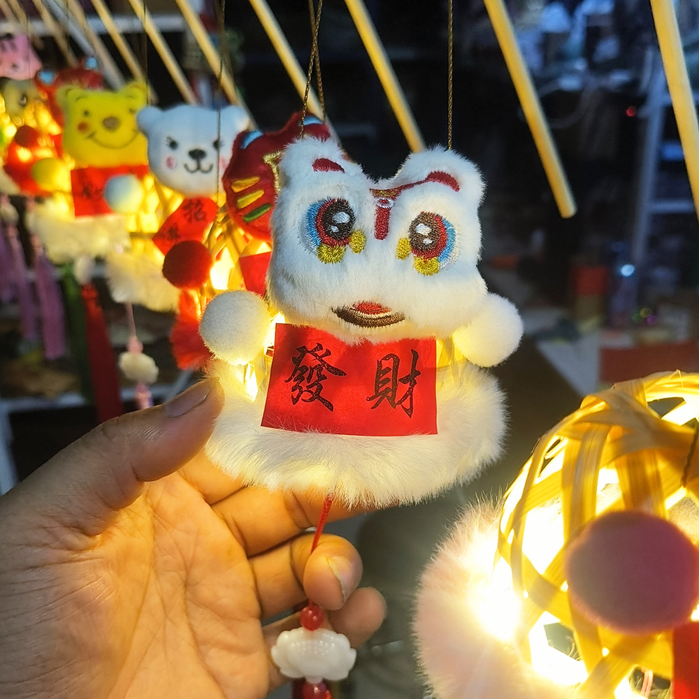 Lantern stalls with ancient-style plush toys and bamboo weaving that glow are also popular tourist attractions. Hand-held lanterns, Mid-Autumn Festival small lanterns, Mid-Autumn Festival little rabbits, and small maneki Neko pendants pic 14