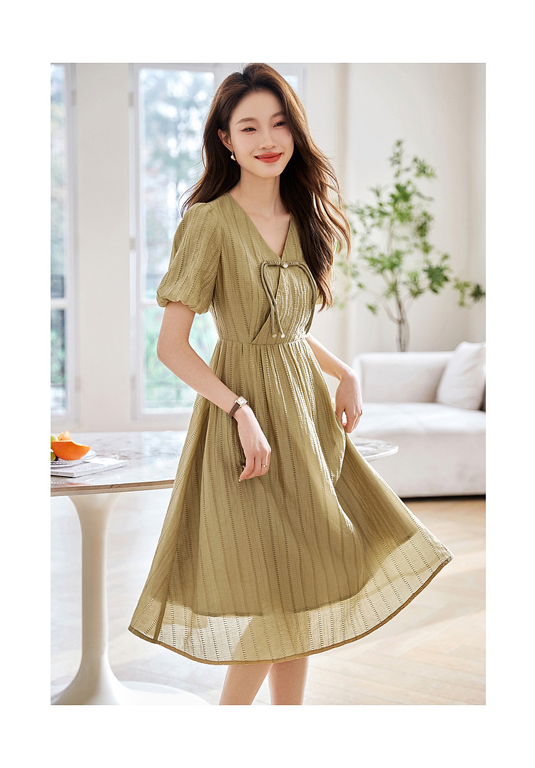 新中式盘扣～气质时尚肌理显瘦连衣裙女2024夏新款泡泡袖中长裙子详情3