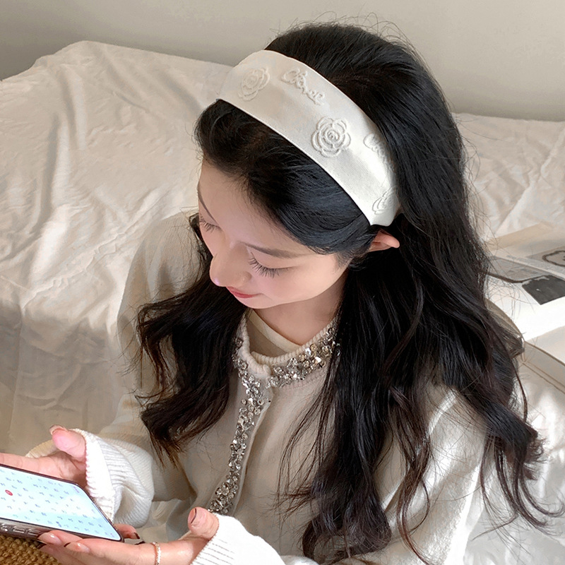 The gentle chanel-style wide-brimmed hair band exudes a feminine charm. The high top of the head is suitable for washing the face and pressing the hair. It is a versatile and high-end hair accessory for going out pic 7