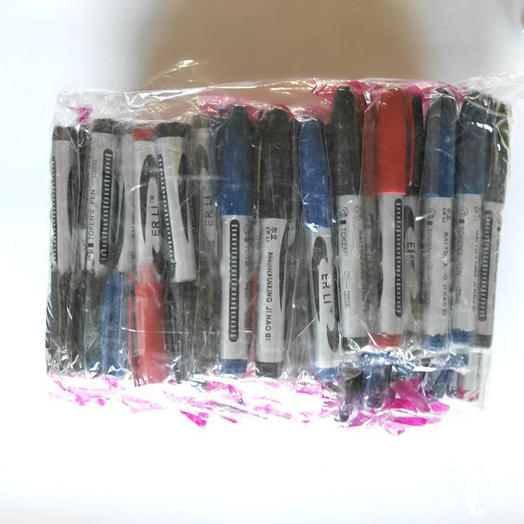 There are two oil-based marker pens, office and educational pens, markers, outlining pens and signature pens in the one-yuan store pic 3