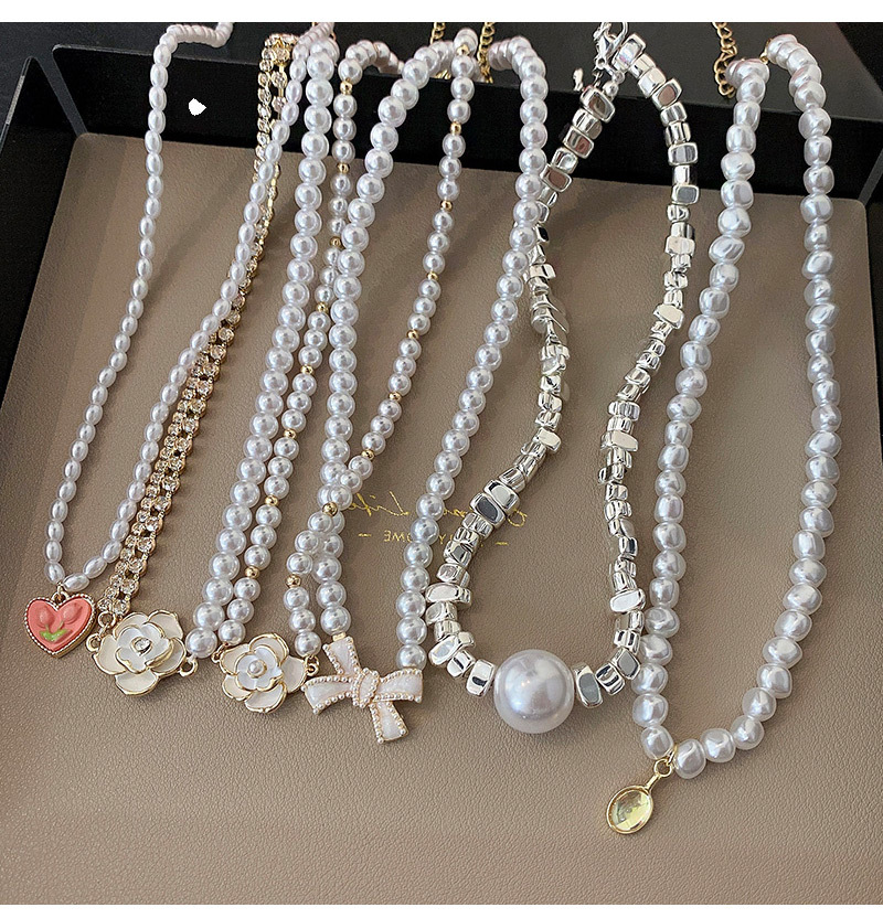 French retro high-end pearl necklace with a unique feminine charm, simple and elegant sweater chain, gentle and fairy-like accessory pic 8