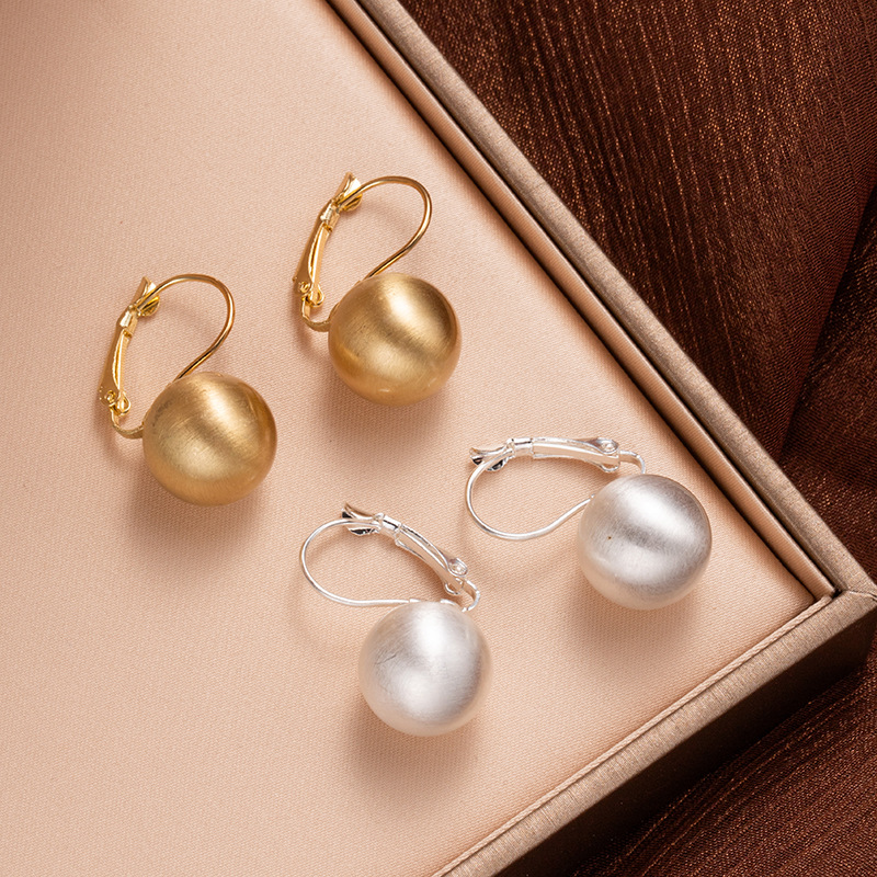 French matte brushed round earrings with a high-end touch and a cold, elegant style. The wind matte ear buckles are light luxury, fashionable and versatile earrings pic 2