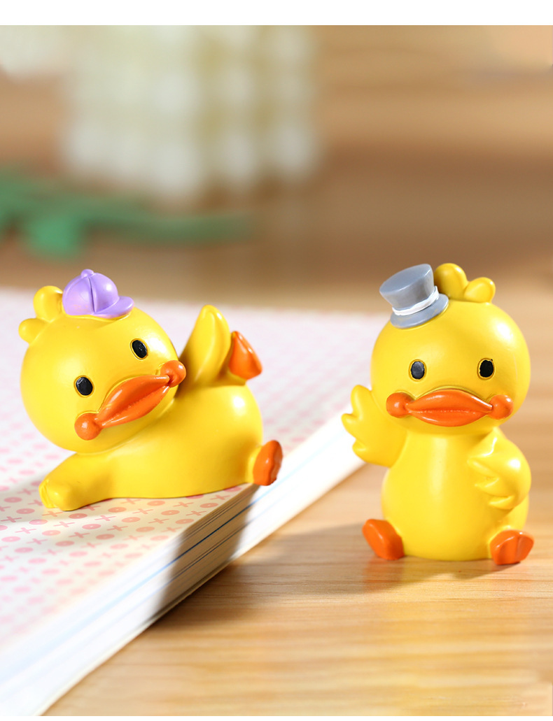 Little yellow duck figurine pic 4