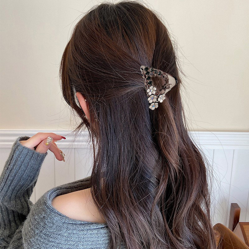 High-end camellia semi-tied hair clips for women, a niche hair accessory with diamonds, simple and elegant style, small grappling clips, less hair volume, shark clips pic 2