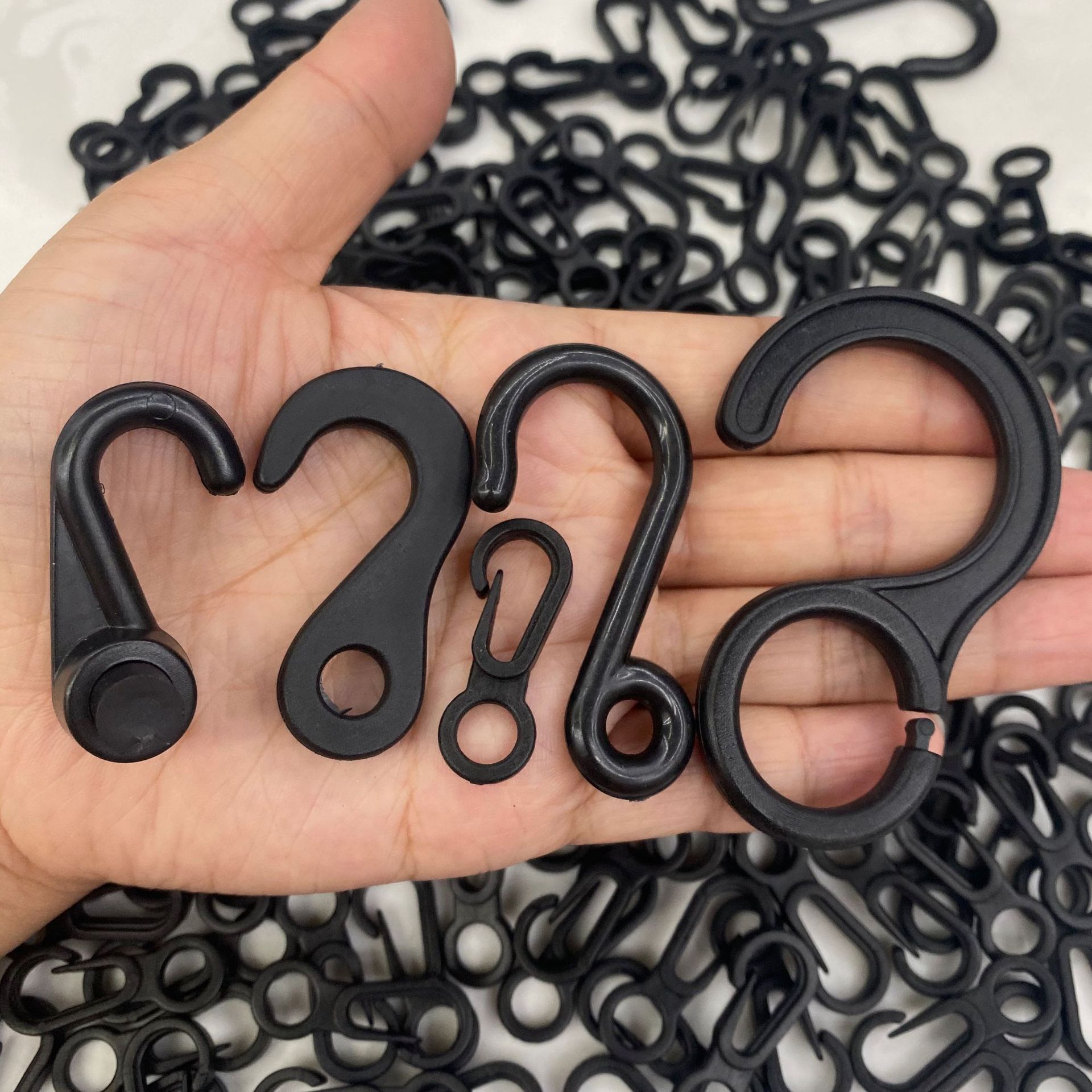 Plastic hooks for bags, open hooks, cosmetic bags, 2-character hooks, multi-purpose hooks, clothes hanger ropes, black hooks in stock pic 4