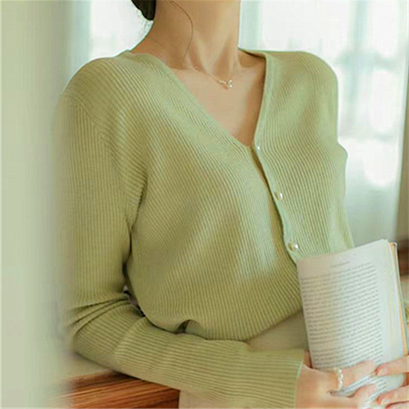 The new 2022 cardigan for women, Korean autumn style, pearl buckle V-neck knitted sweater, gentle style, versatile short sweater coat pic 5