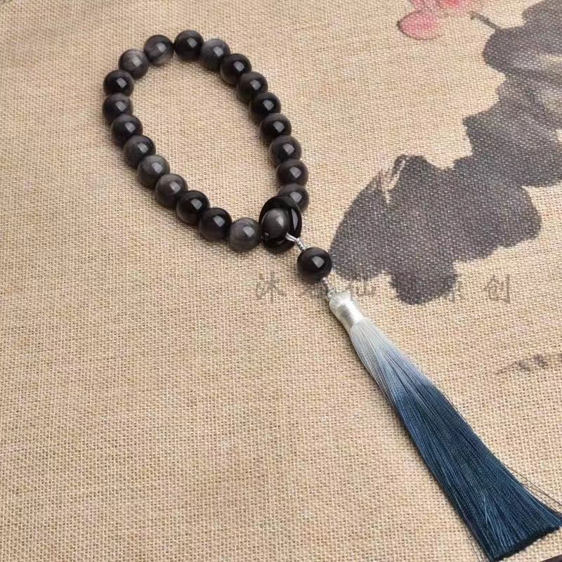 Qingqing Zijin holds a cultural and artistic bracelet that wraps around her fingers in a soft ancient style. This 18-seed prayer bead bracelet is a retro Hanfu accessory pic 28