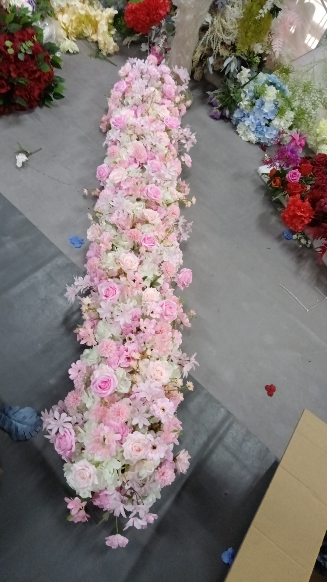 跨境粉色紫色长条桌花花艺 酒店婚礼宴会节日橱窗装饰假花仿真花详情9
