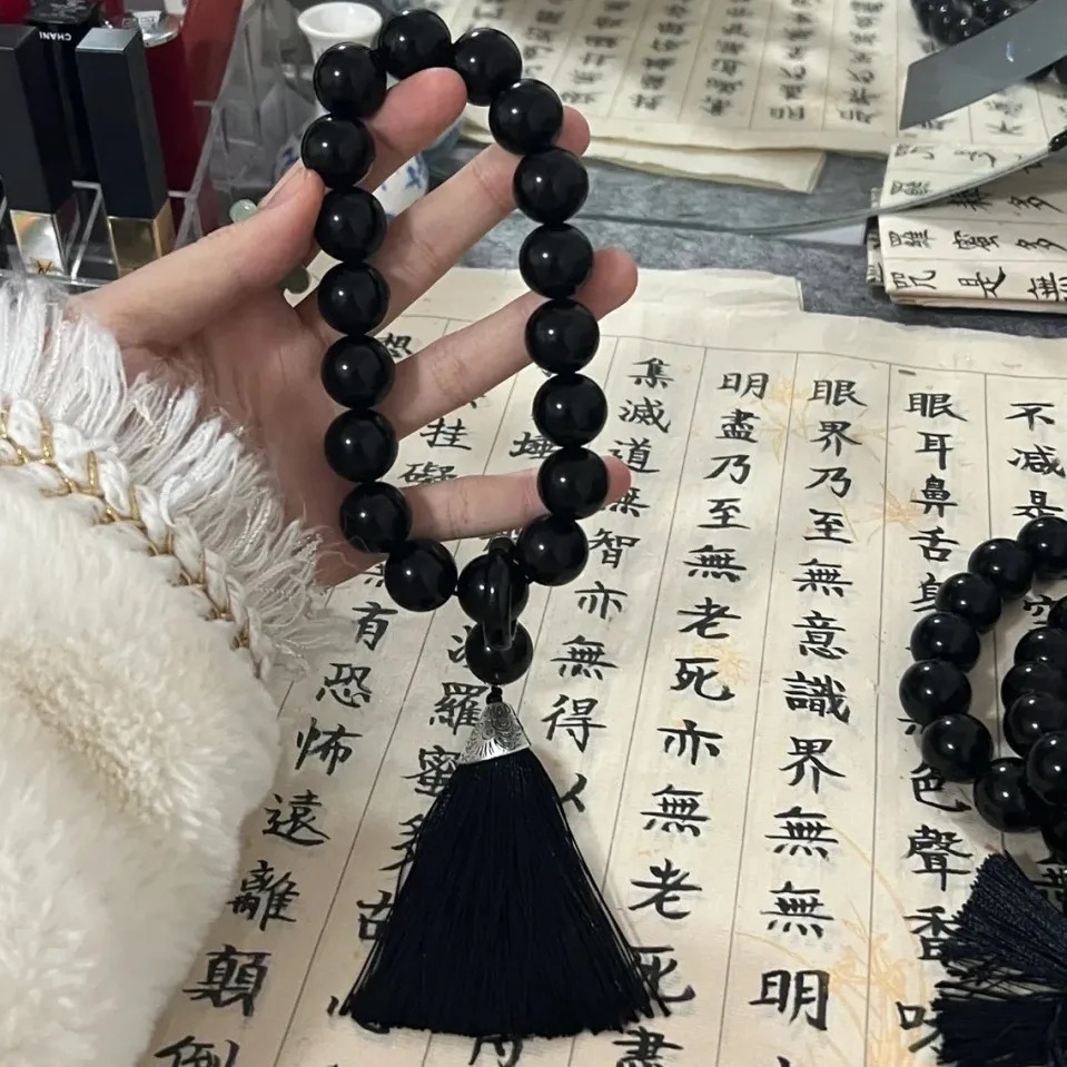 Qingqing Zijin holds a cultural and artistic bracelet that wraps around her fingers in a soft ancient style. This 18-seed prayer bead bracelet is a retro Hanfu accessory pic 26