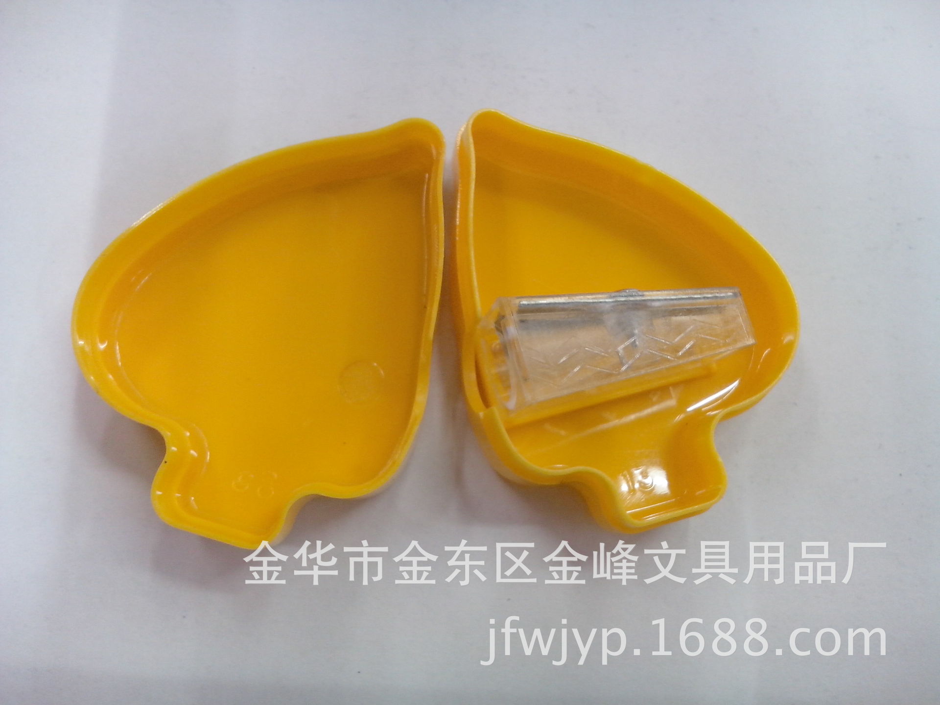 A cute and creative pencil sharpener in the shape of a small fish, a student office supplies pen sharpener pic 10