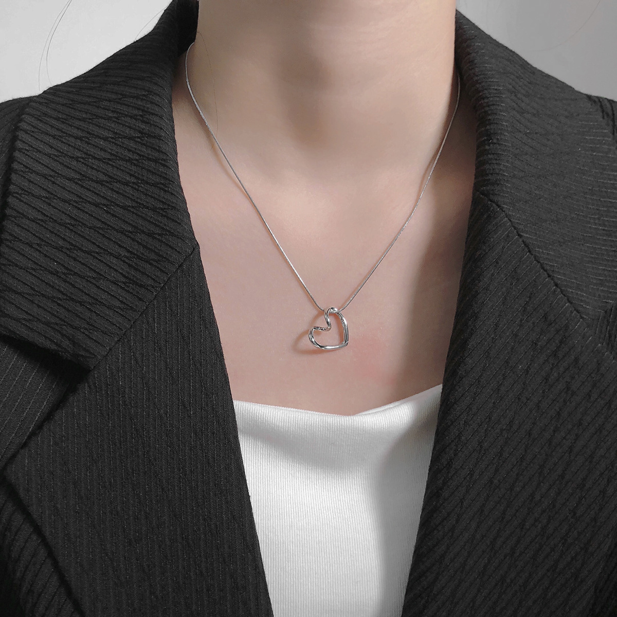 European and American style heart-shaped necklace, versatile for women, niche design, hot girl ins style, titanium steel, non-fading, high-end collarbone chain pic 19