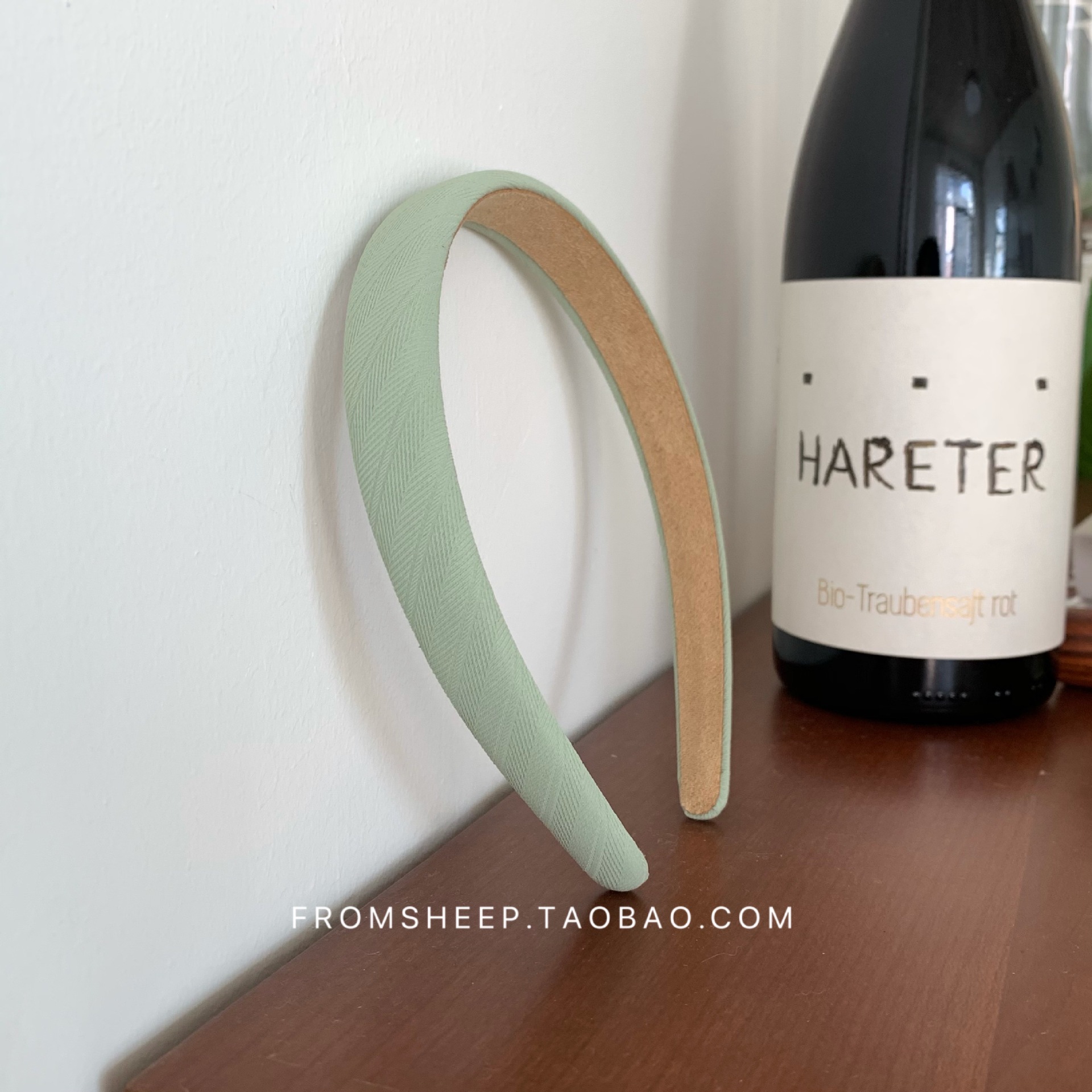 Korean-style hairbands for women in 2025 are trendy and versatile for going out. The headband is simple and elegant, and the hairpin is a popular online hair accessory with wide edges and a sweet look pic 48